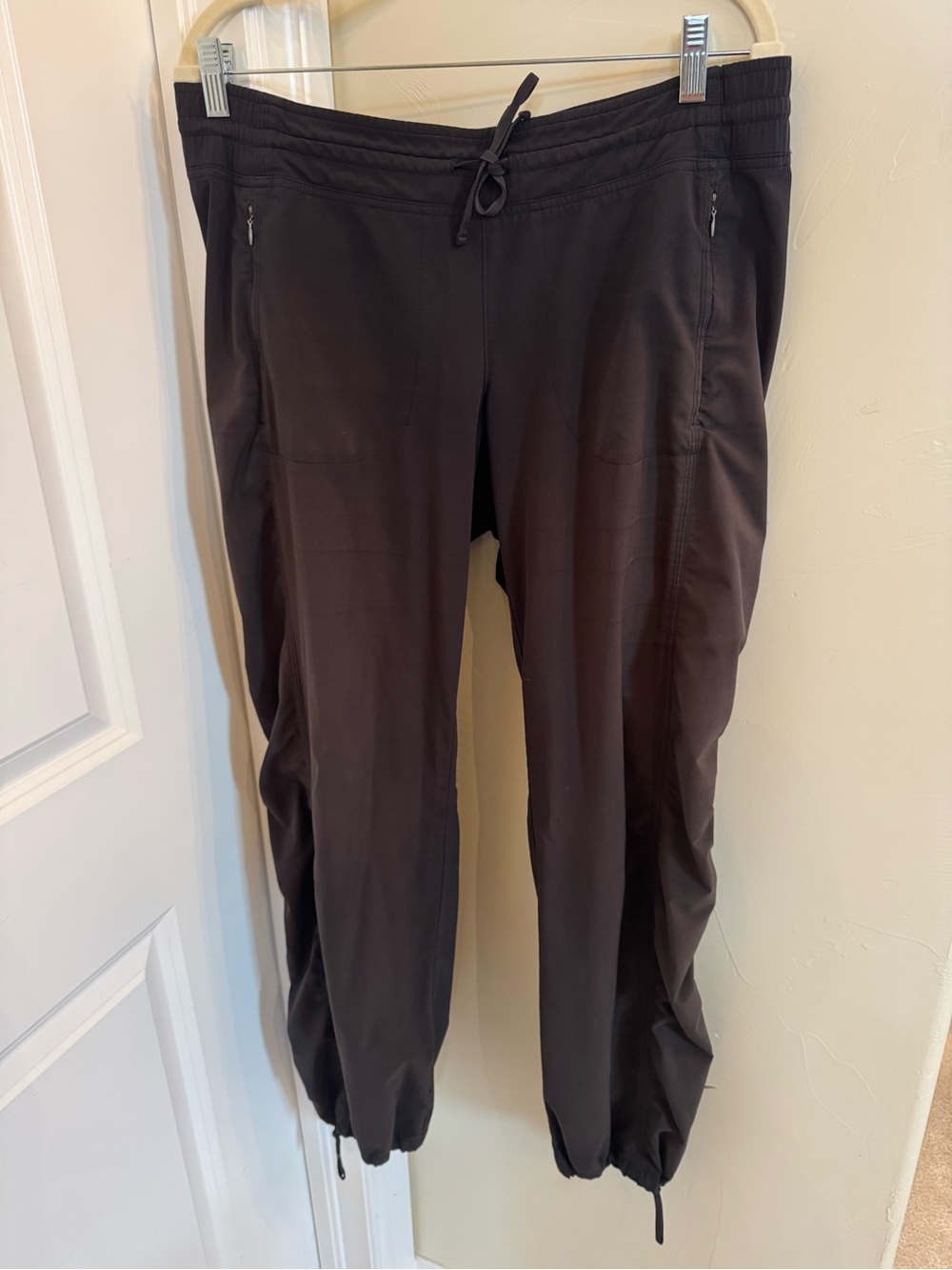Athleta Black Utility Travel Hiking Jogger Pants Zip Pockets Size 10